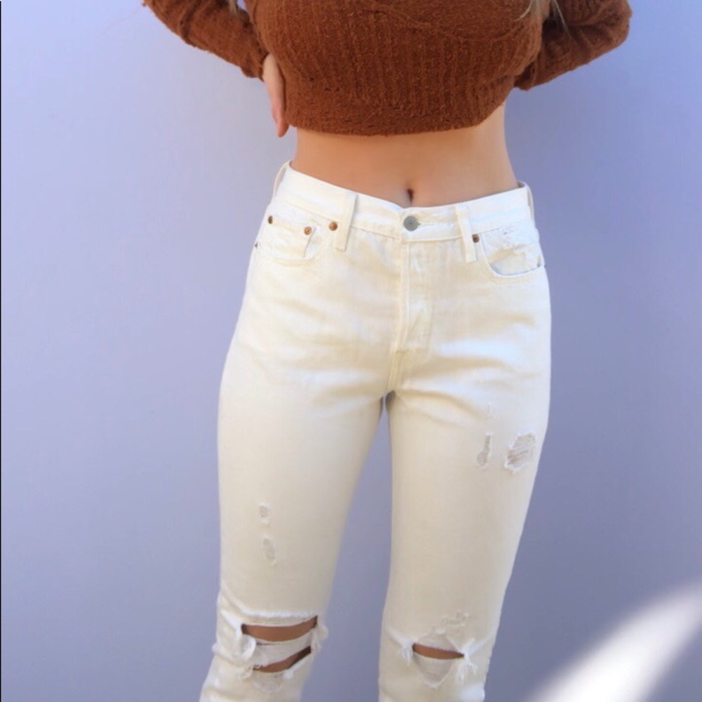 Levis Wedgie fit white jeans with iconic patch 🤍